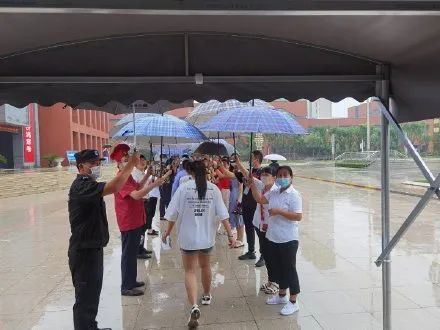 加拿大没高考？那学生如何上大学