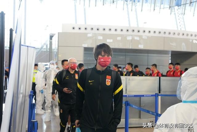 為什么在阿聯酋足球比賽（國足世預賽40強賽為何從蘇州易地阿聯酋？馬德興把這事說明白了）