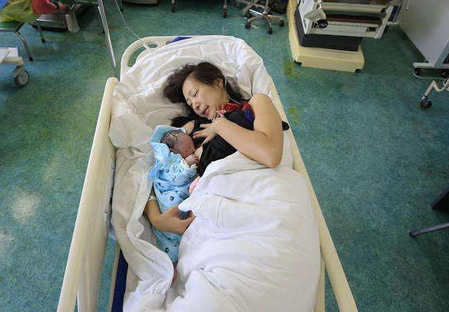 生过孩子下面松弛图片(妻子顺产时丈夫抓拍的三张图片使人动容)