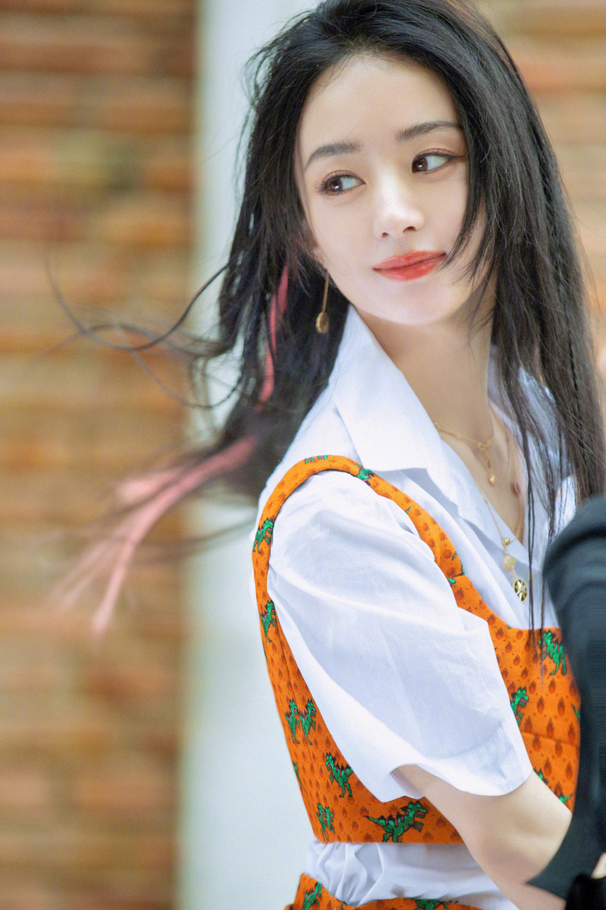 粉色挑染直发很多女明星都要get到了挑染发型,它是最近很流行的一种