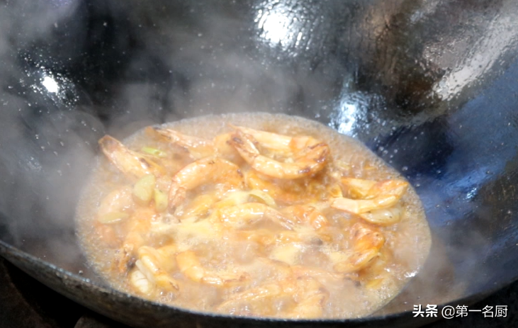 油焖大虾制作方法(家庭版油焖大虾，吃出了饭店的味道，好吃到壳都不剩，做法超简单)