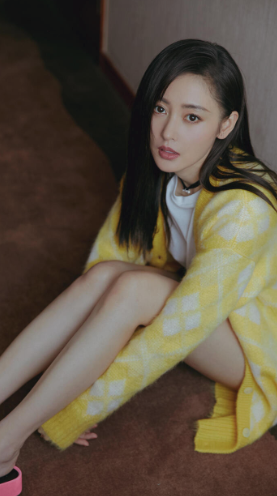 张天爱穿吊带大秀好身材，妆发遭吐槽太雷人，网友评价全靠颜值撑