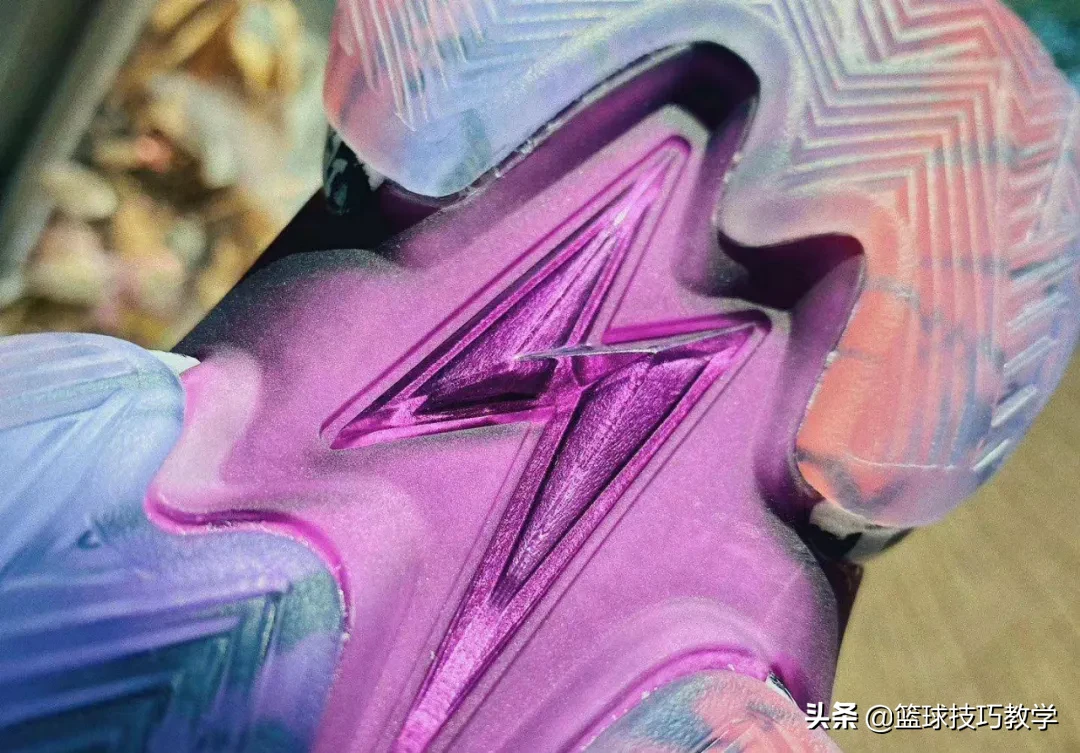 李宁匹克安踏篮球鞋哪个好（匹克闪电与安踏要疯4！哪双才是国产外场实战王？）