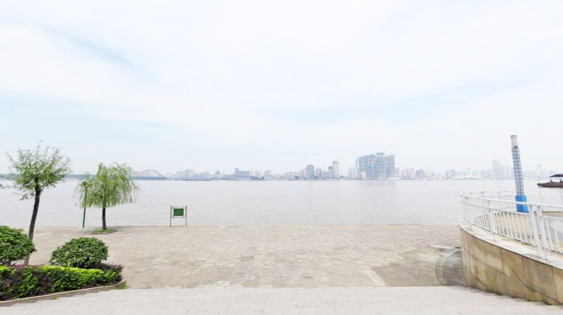 五一游湖北，武汉长江边有座壮阔的观景台，鸟瞰江景的好地方