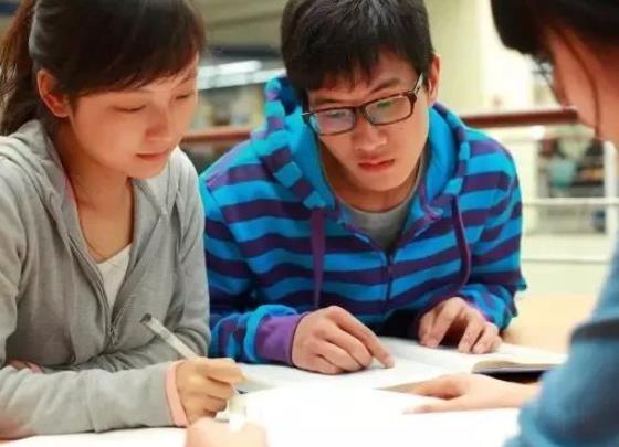 在校大学生迎来“好消息”，2021年参军可保送军校，满足条件即可