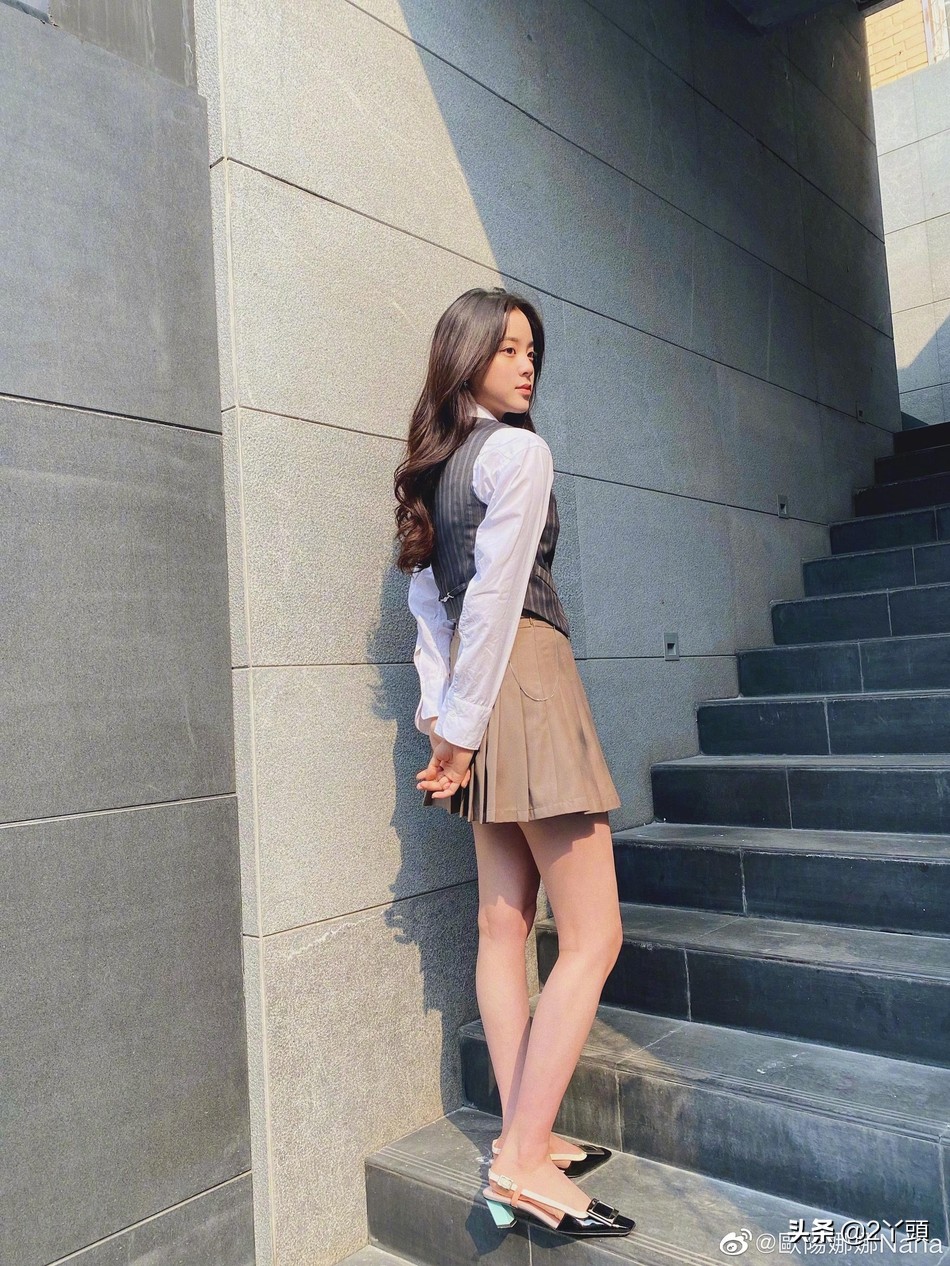 欧阳娜娜晒最新春日写真，挑战玫瑰金发色，青春靓丽，少女感十足