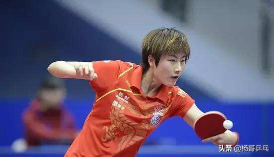 2016乒乓世界杯女单(丁宁刘诗雯为什么还不退役？她们真的阻挡了年轻队员的成长吗？)