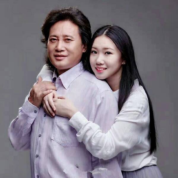 戴玉强女儿现状如何(歌唱家戴玉强:落魄时在建筑工地打工,妻子改写他