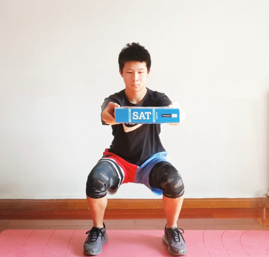 又一个“美玉学姐”，初中生寝室有零食，被学姐罚150个下蹲致残