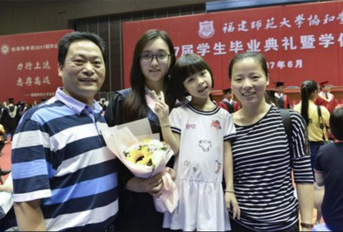 大学生与父母的聊天记录走红，没到月底不要想我，家长才是段子手