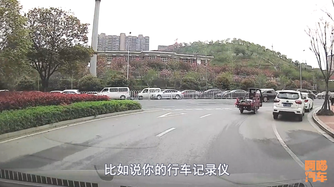 两车同时转弯相撞，谁的责任更大一些？记住这个车道多半是全责