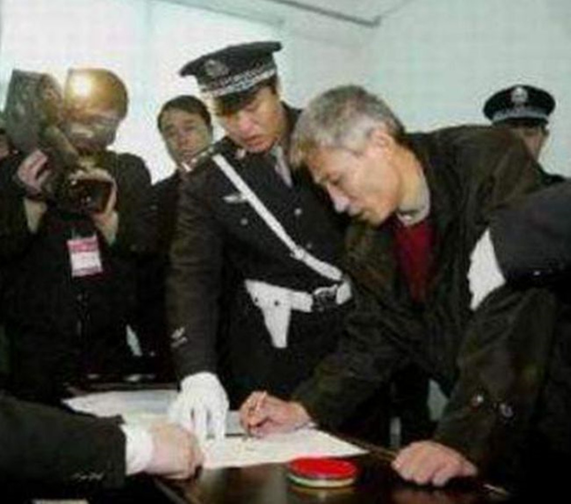 2000年，沈阳黑老大刘涌被捕，14名律师帮他减刑，结局如何？