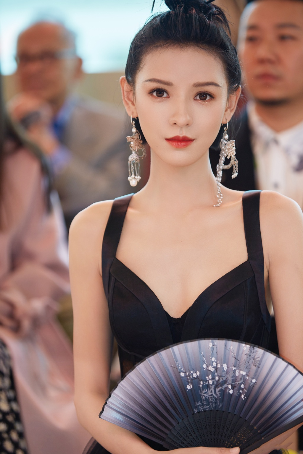 蓝色蕾丝旗袍图片(《韫色过浓》甜蜜热播,张予曦复古造型好美,蓝色