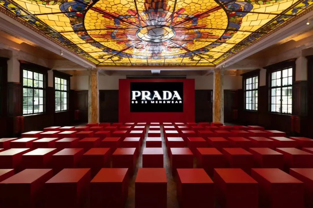 纹身图案男后背满背美人鱼(在prada荣宅看最新男装秀,一秒穿越海滩去