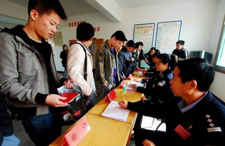 大学被记过，公务员“政审”能通过吗？这3个单位笔试第一也难过