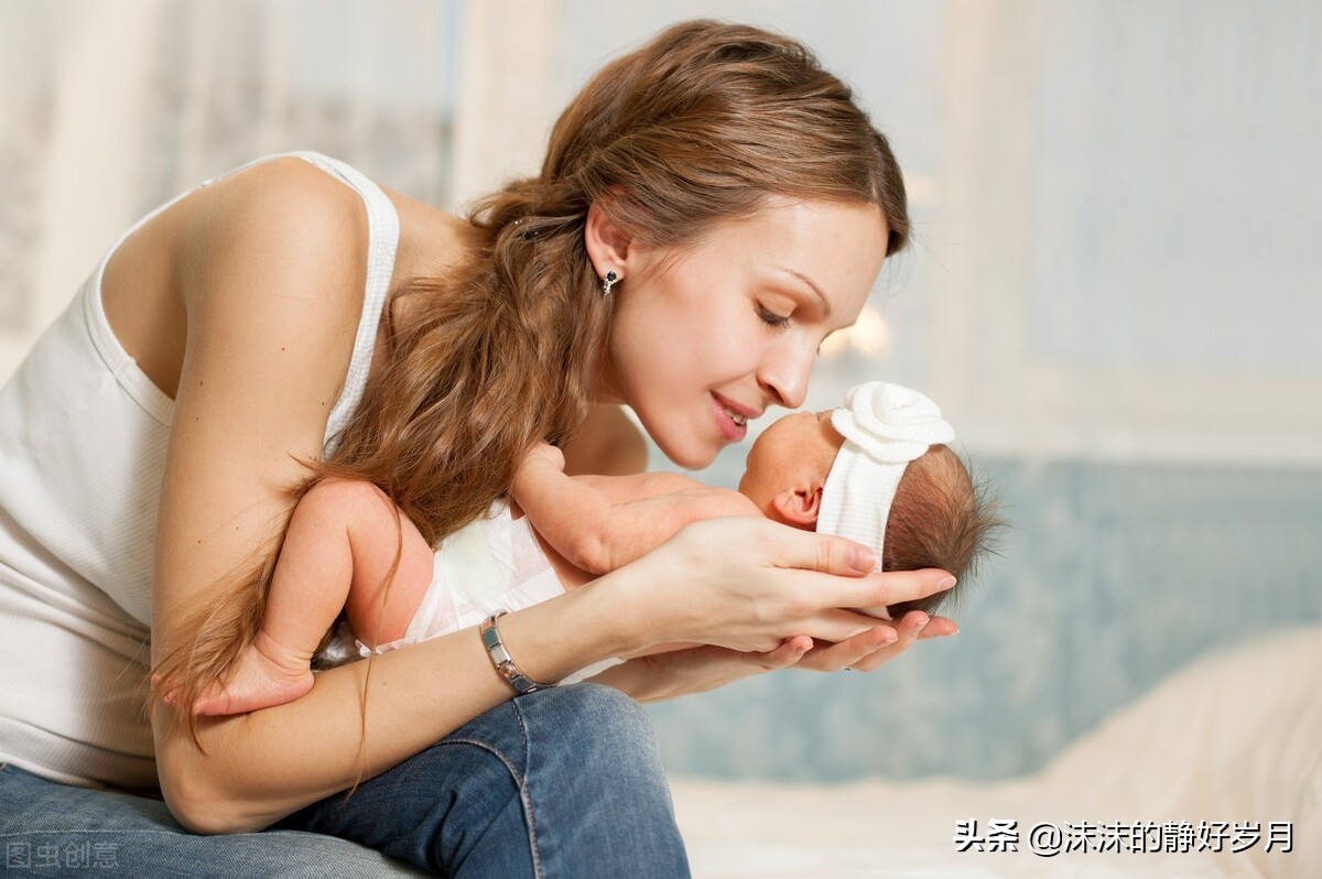 婴幼儿时期的宝宝，脊柱会有3次明显的生理弯曲，要好好照顾他哦