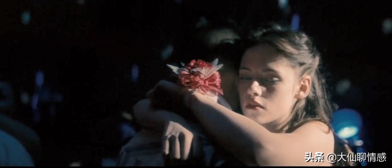 离奇失踪的22岁哈佛学生，死在了一辆废弃巴士里——《荒野求生》