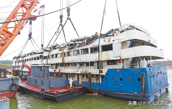2015年东方之星游轮沉没事故：442人遇难，45人被追责