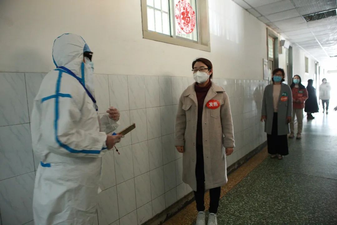 山东省潍坊商业学校组织疫情防控流程模拟演练活动