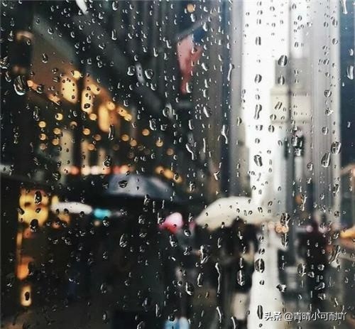 金秋细雨绵绵，思念如丝缠绕心间，独忆恋人温暖。