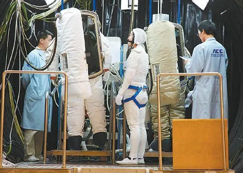 宇航员、航天员有何区别，中美俄才能生产的宇航服，有何特别之处