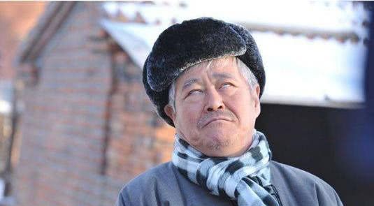 9,逢着瞎子不谈光,逢着癞子不谈疮"骂人不揭短,打人不打脸"和"逢着