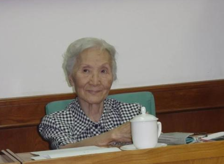 李佩：中年丧夫，老年丧女，依然保持着尊严、体面地生活