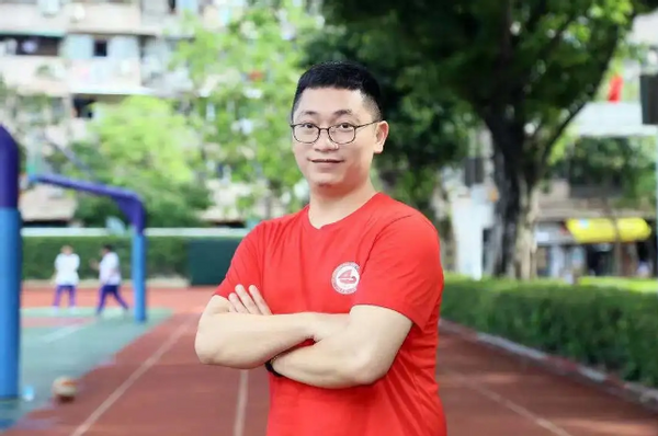 曾在报刊杂志发表百万字，他的作品成模拟题，被20多个省市中高考考卷采用！