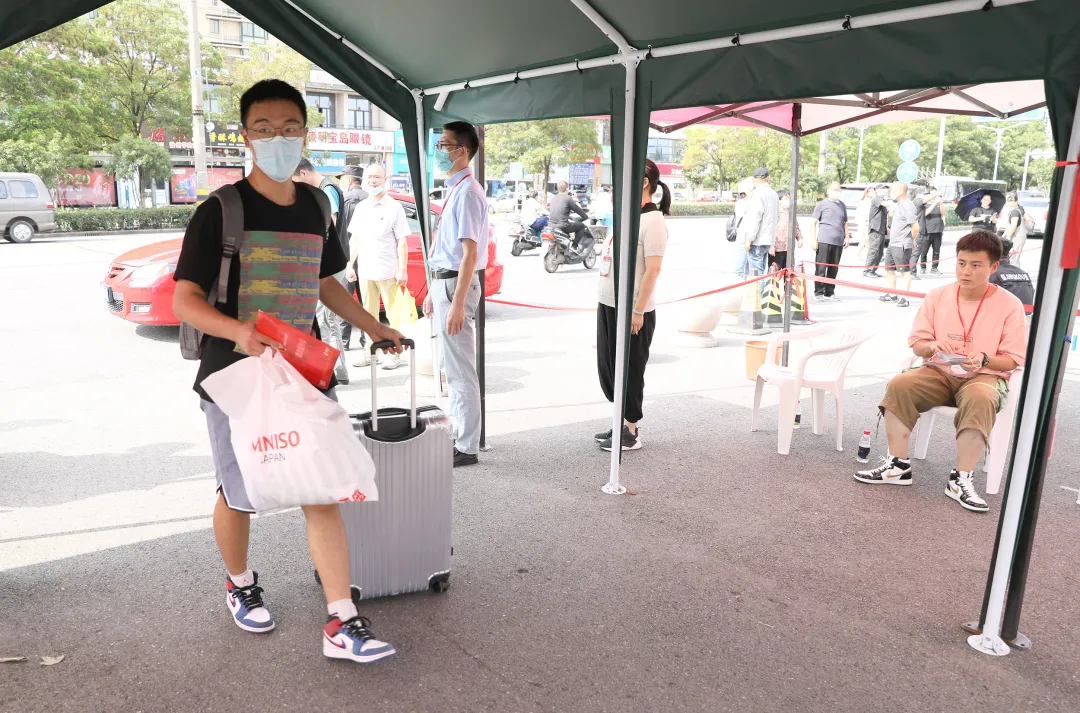 萌新你好 | 终于等到你！2020江苏大学新生报到现场直击