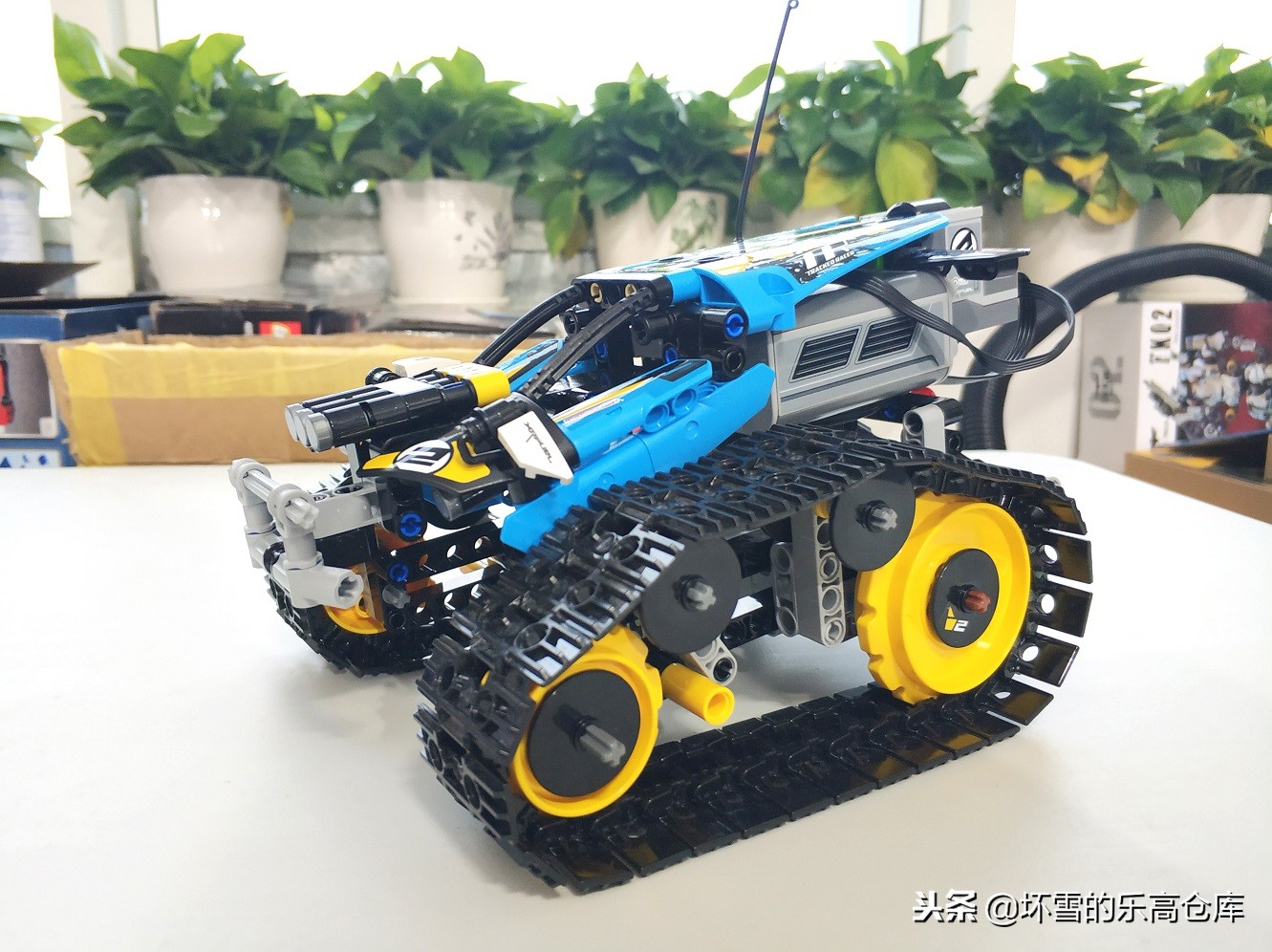 啊遥控赛车(入门级乐高遥控车的新选择:乐高机械组42095遥控特技赛车