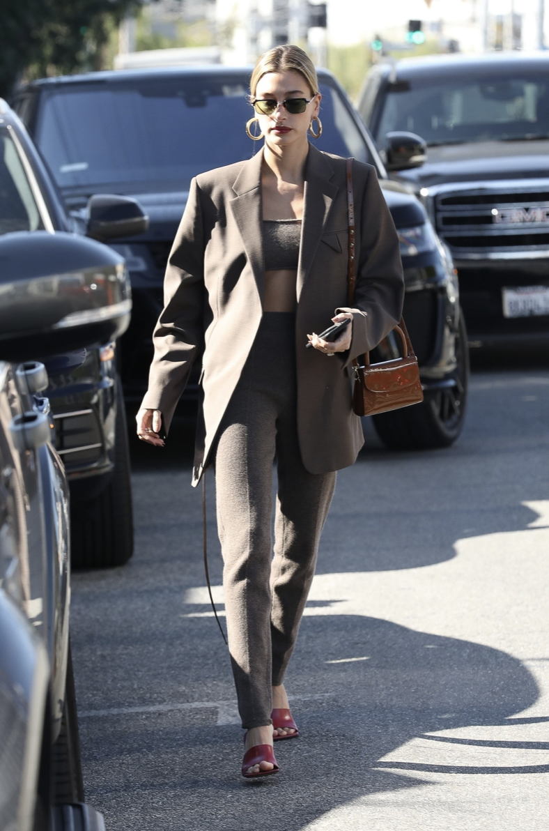 只穿bra出街,也能时髦不艳俗?