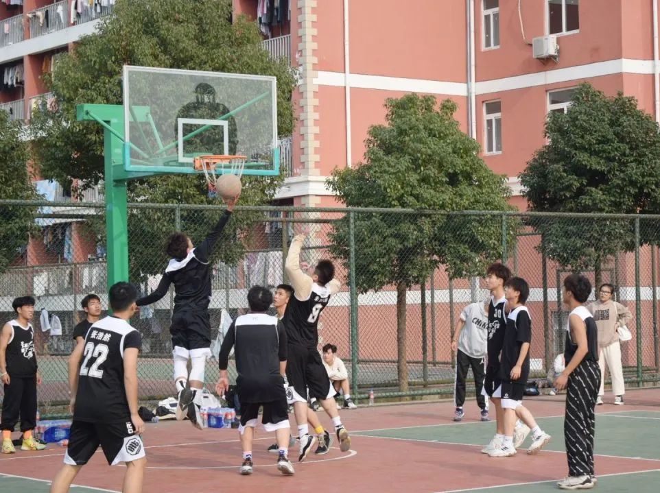 有关大学篮球新生杯(第五届“新生杯”篮球比赛 | 力挽狂“篮”，胜利属于他们)