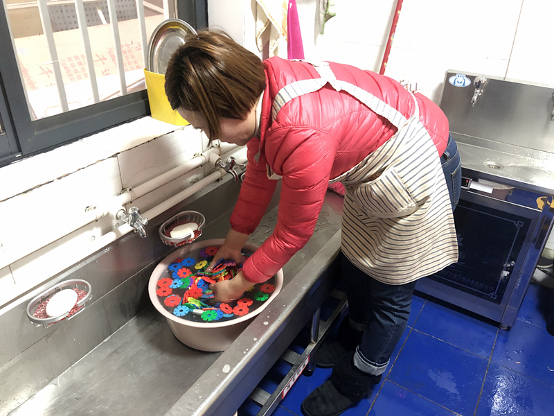 幼儿园保育员是怎样的存在？请不要叫她们“阿姨”，她们也是老师