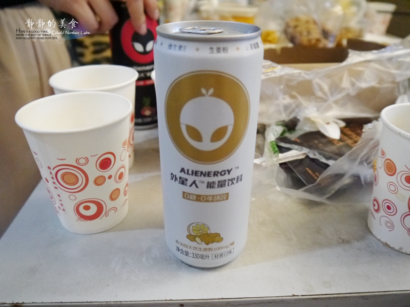 朋友家的冰箱里有好多没喝过的饮料，这是第一次喝外星人能量饮料