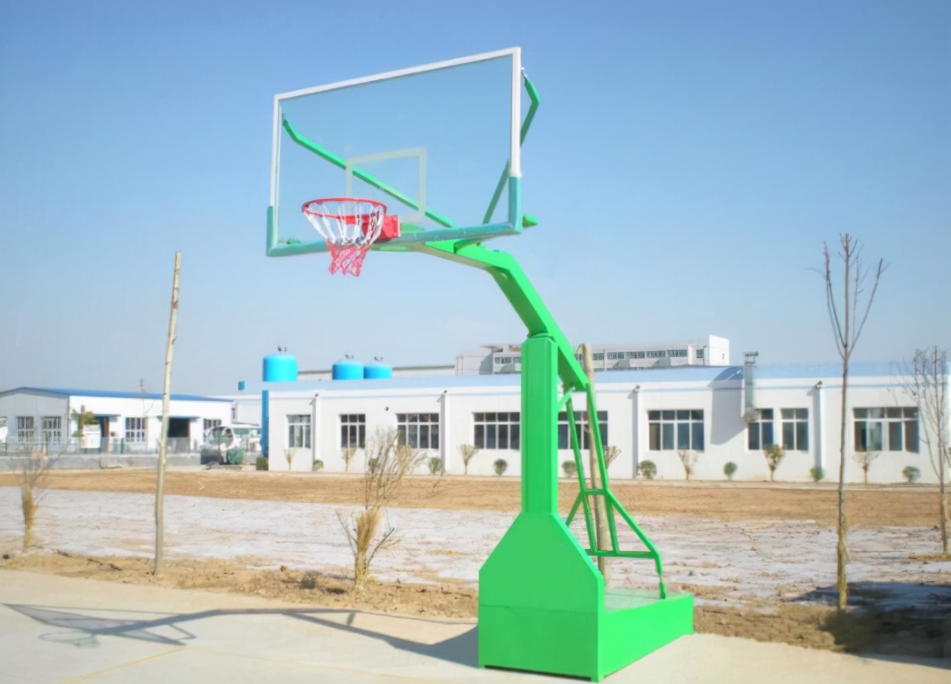 一个篮球场占地面积是多少（建一个半场篮球场需要多少钱？）