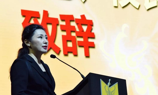 她是高颜值的大学校长，集能力和气质于一身，网友：这位校长漂亮