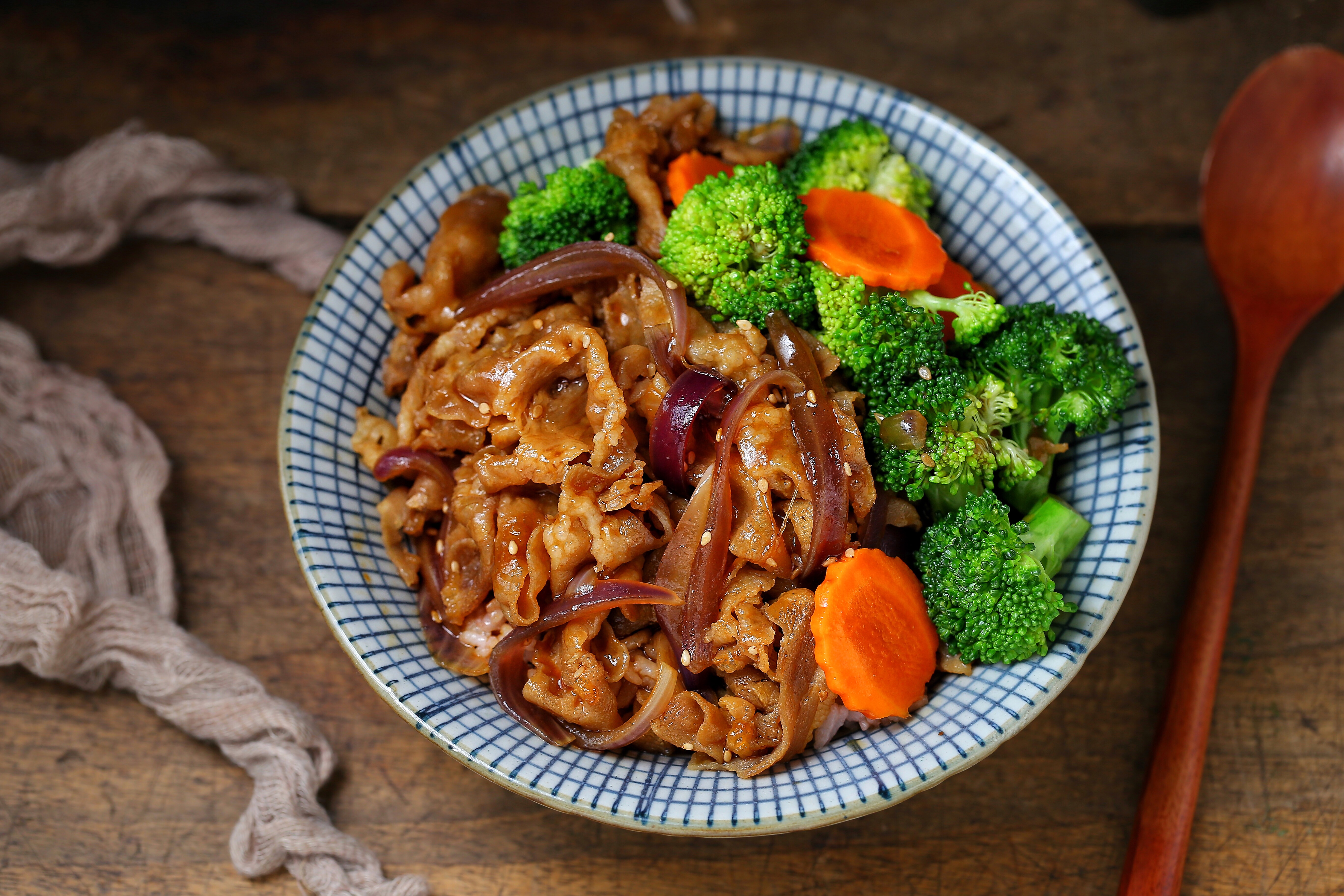 自制吉野家牛肉饭，外面一碗的价钱够全家吃，做法简单，一看就会
