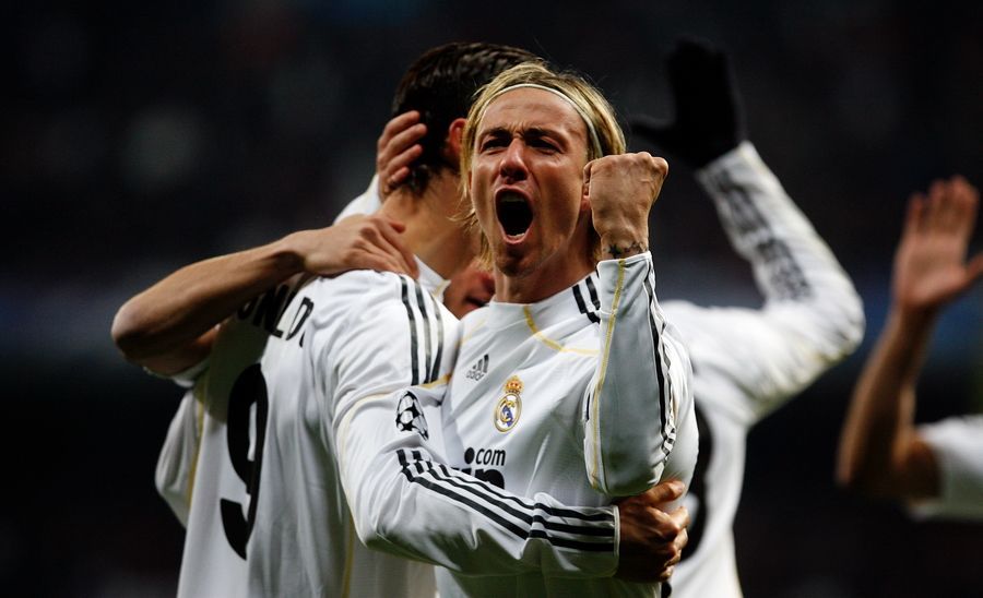 足球传球大师（回顾世界足坛历史十大传球高手：西班牙多达三人，现役仅两人！）