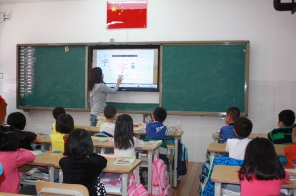 中国智能触屏黑板被赞爆！外国人酸了：这是我们20年前玩剩下的