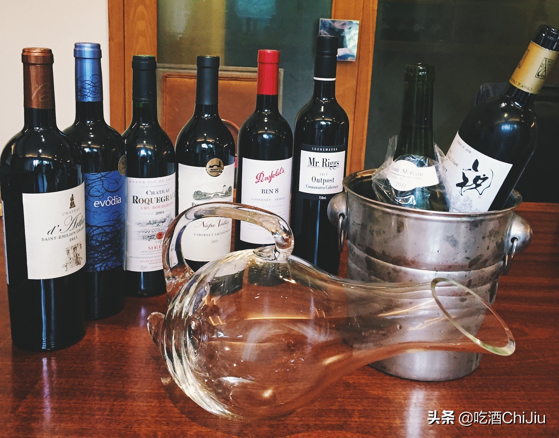 小型聚会中，优雅品鉴红酒的惬意时光