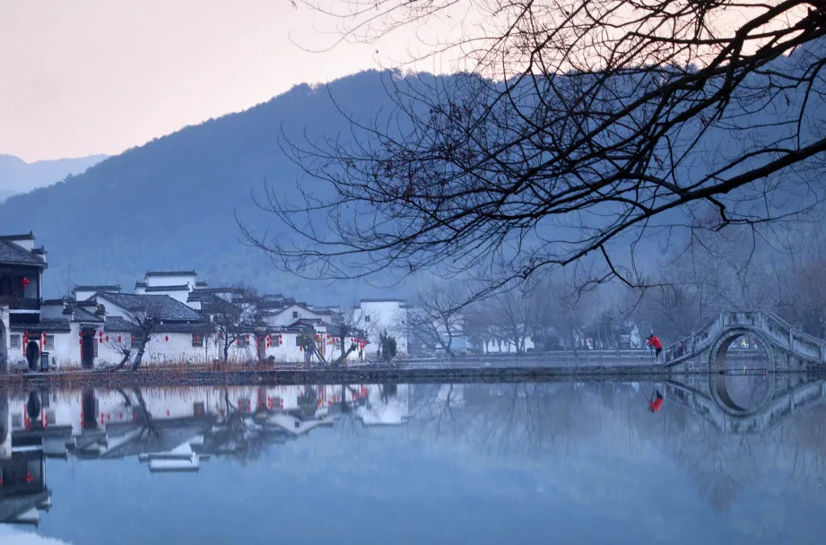 若遇江南，访古城小镇，观小桥流水，赏湖光山色，闻竹海涛声