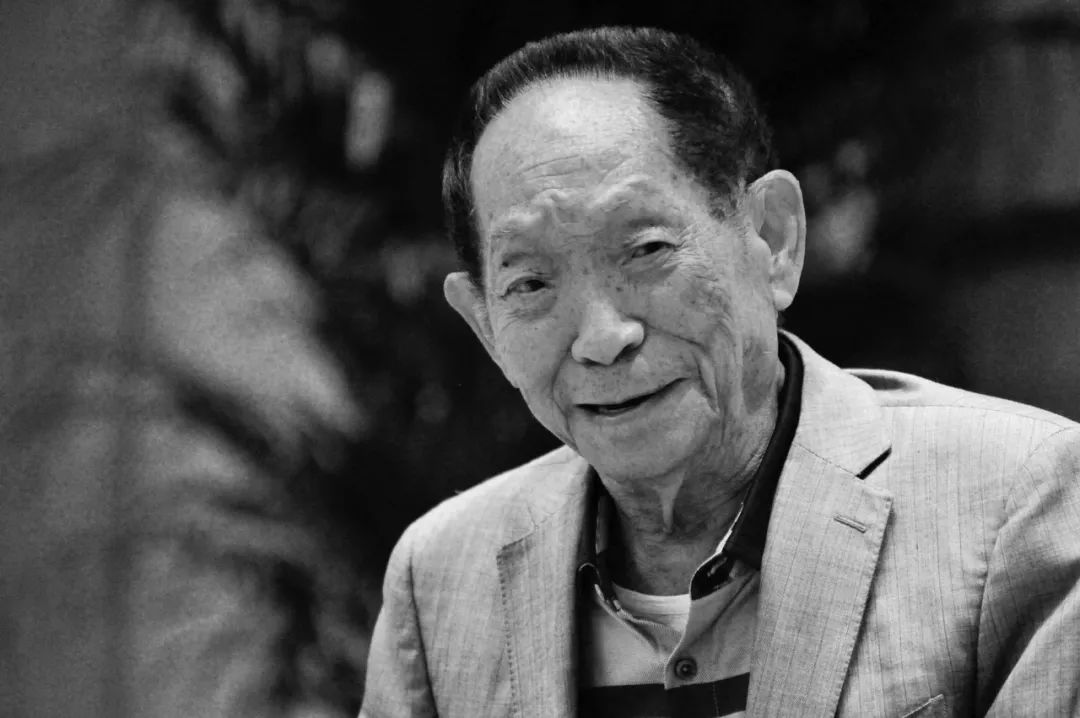 "杂交水稻之父"袁隆平寄语年轻人:在追求中坚持不懈,百折不挠