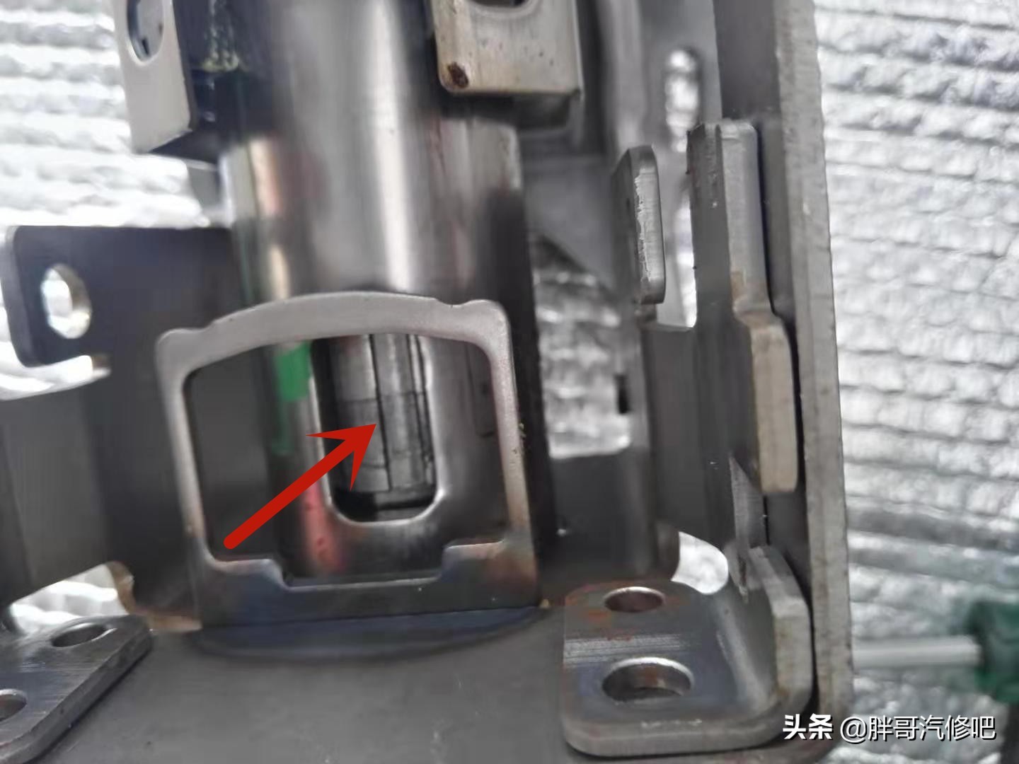 凯迪拉克电子助力方向盘锁故障，造成车辆无法启动，维修步骤