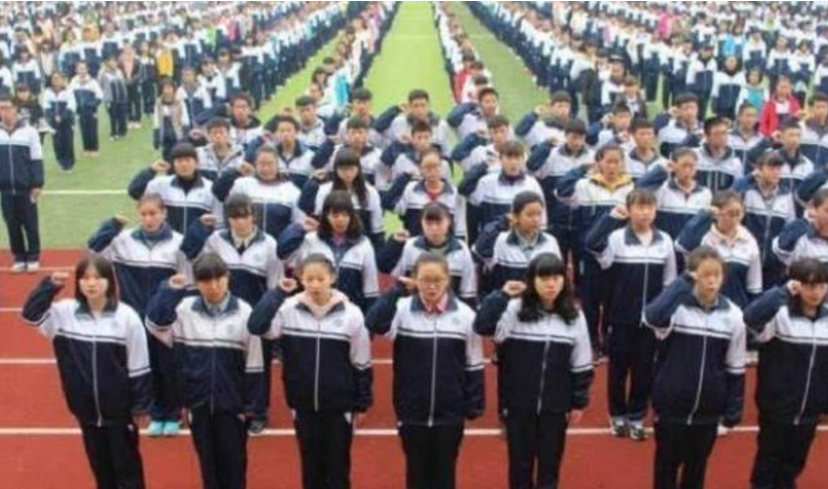 大学生有校服吗（学校不再管学生校服）