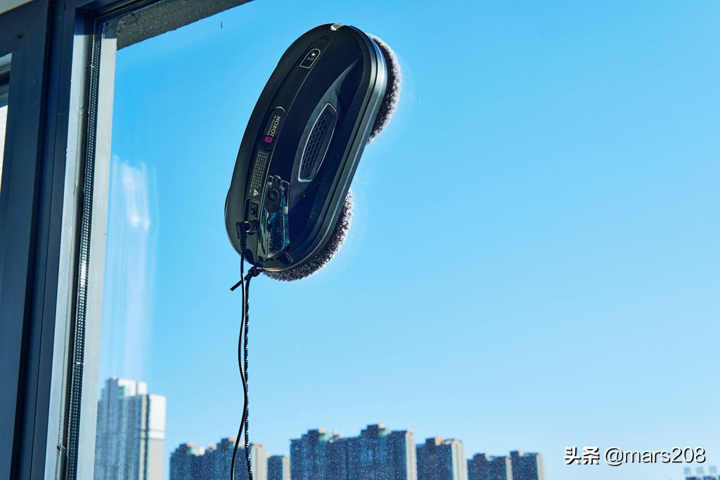 今后擦玻璃就靠它了，窗明镜亮心情好，玻妞擦窗机器人388体验