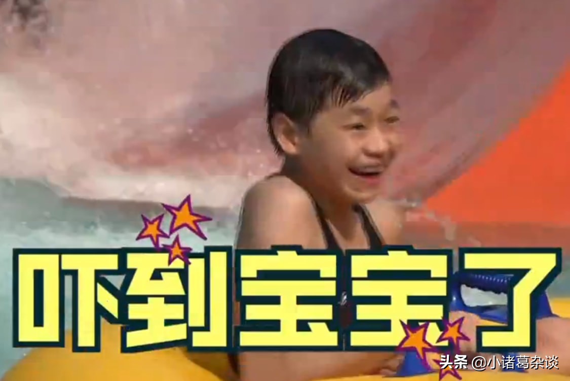 全红婵水中冲浪！比剪刀手摆pose，却被浪头打翻，疯狂摇头似跳水