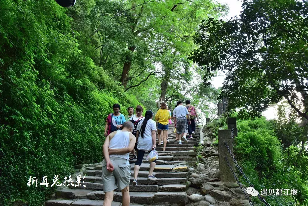 登上这座阁楼，去感受“锦江春色来天地，玉垒浮云变古今”