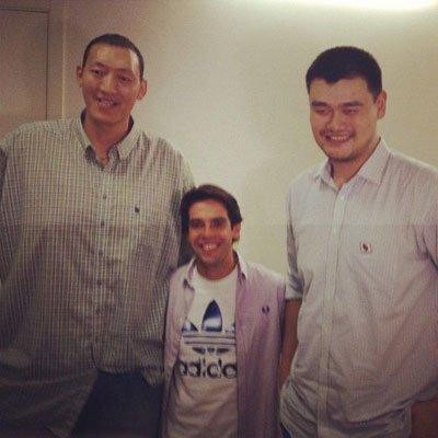 现nba比姚明高的有哪些人(不看照片不敢信，世上还有比姚明更高的球员！NBA一神人臂展2米59)