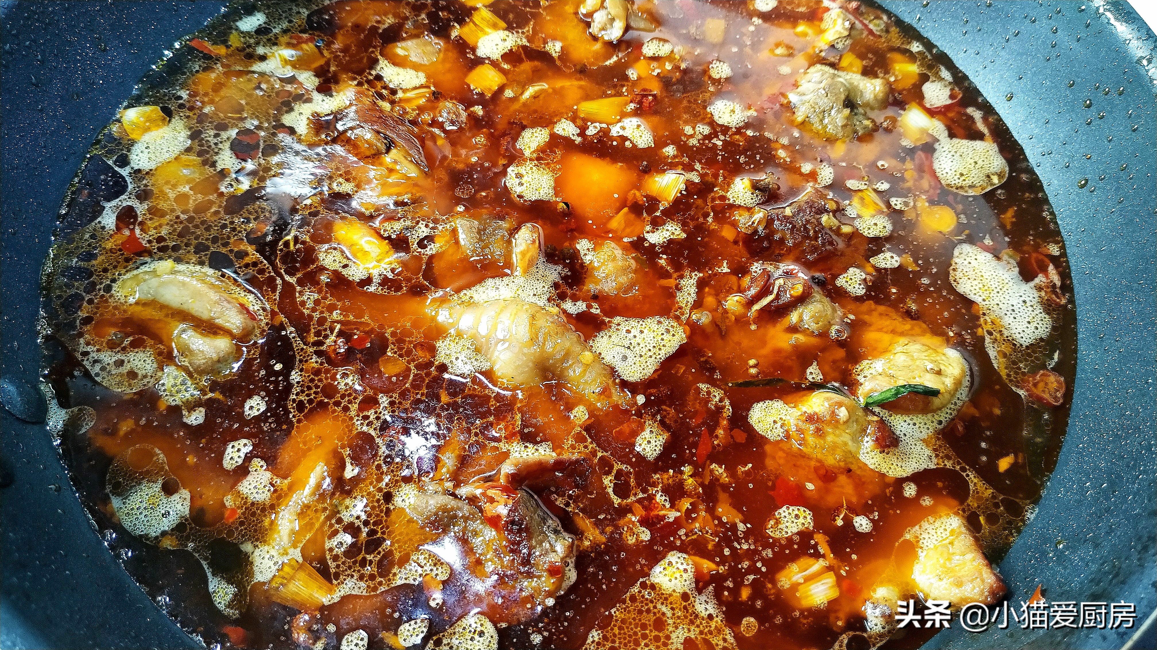芋儿烧鸡肉，家常做法，芋头软糯，鸡肉香辣嫩滑好吃