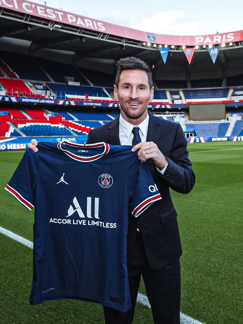 他的10号队友也是巴西人(梅西身穿30号球衣亮相王子公园球场)